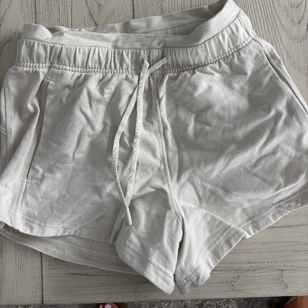Inner Glow High-Rise Short 3" Size 6
